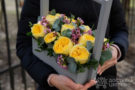 Пионовидные желтые розы в ящике "Золотой слиток"